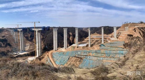 G244線甘肅慶陽過境段公路項(xiàng)目重點(diǎn)工程建設(shè)正酣