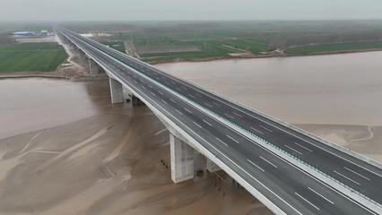 河南省道304濮陽(yáng)白堽黃河公路大橋正式通車，區(qū)域交通迎來(lái)新突破